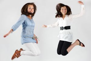 800px-Woman_in_white_Shirt_and_black_pants_and_Woman_in_blue_shirt_and_white_pants_jumping