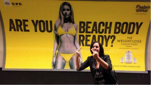 Dans un communiqué, la marque de vitamines protéinées a même déclaré: “C’est une honte qu’en 2015, il y ait toujours une minorité qui ne célèbre pas ceux aspirant à être en meilleure santé, plus mince, plus fort. PS : Cette campagne publicitaire a la « finesse » de jouer sur le sens « bitch » / « beach » ! (traduire bitch ?) 